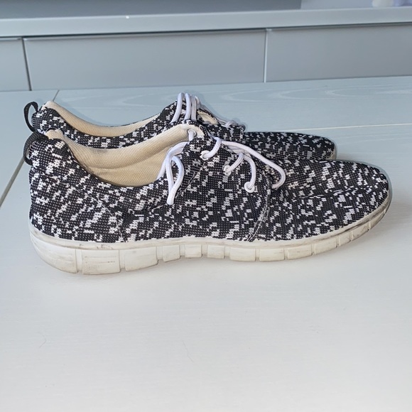 Patterned Flats/ Runners - Picture 2 of 4